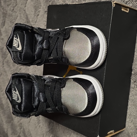 Jordan 1 High Kids Metallic Black Sneakers - Picture 2 of 6